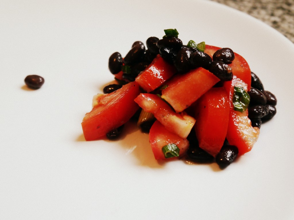 ensalada de porotos negros y tomate