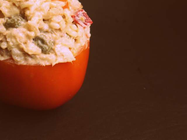 Tomate relleno de atún (y haiku para la alcaparra)