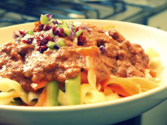 Pasta de calabacín con tuco (fideos de zucchini)