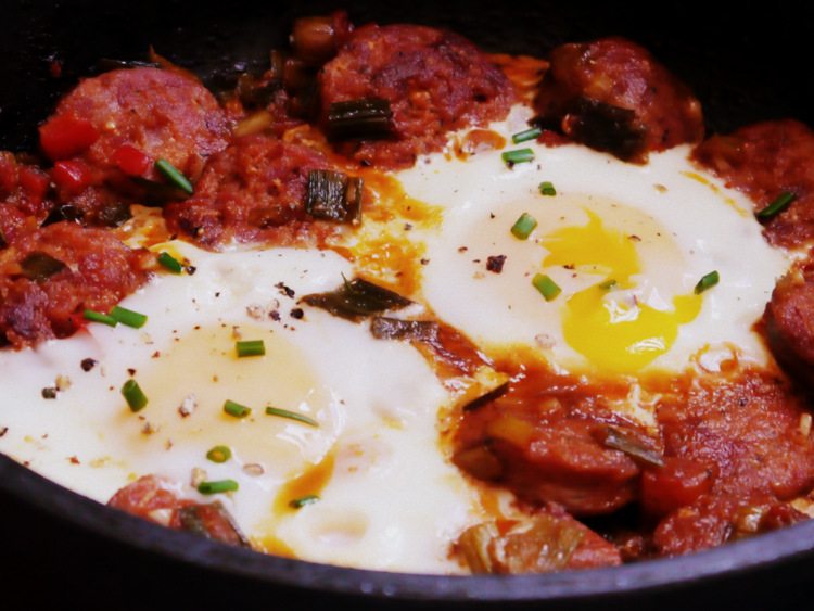 Cómo hacer huevos con chorizo