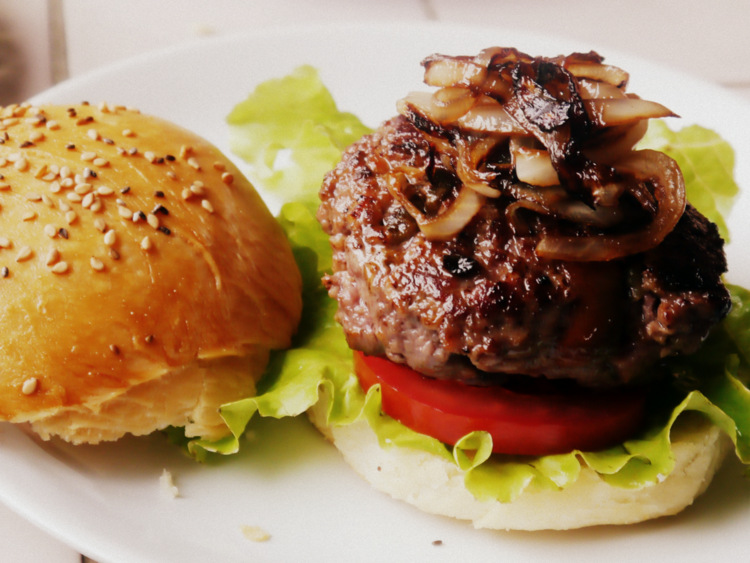 Hamburguesas ahumadas con pimientos