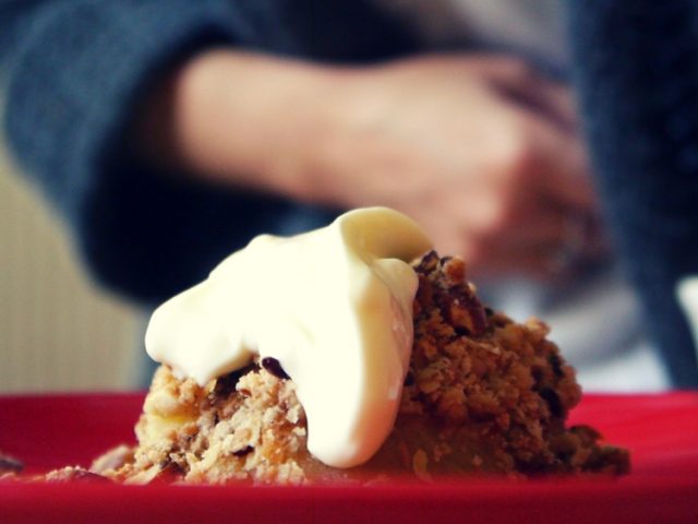 Crumble con manzanas y crema