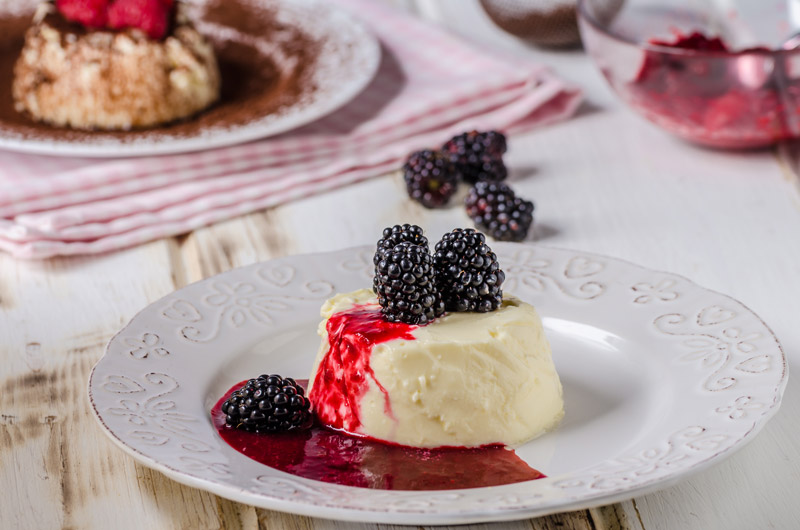 Receta de panna cotta tradicional con moras